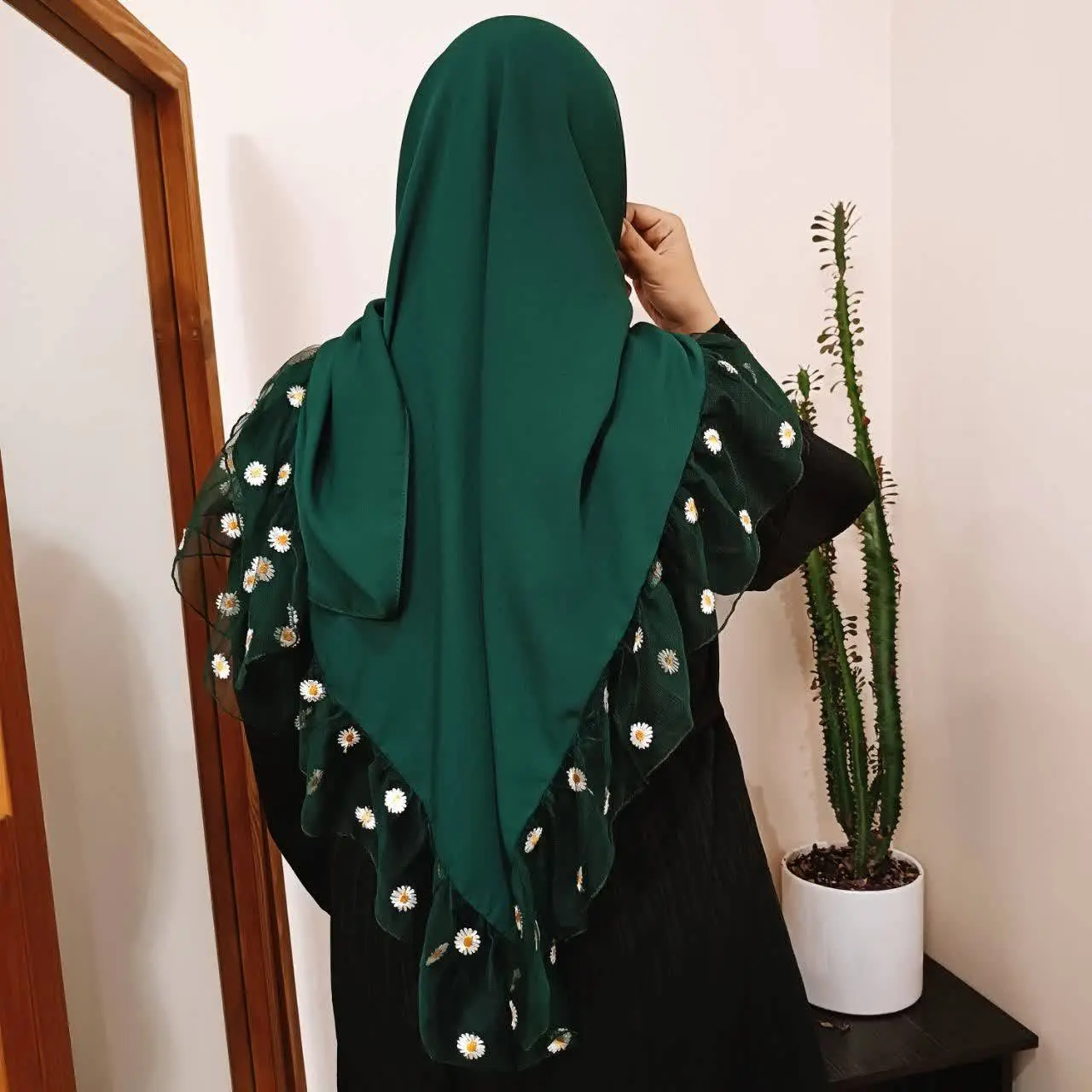 روسری سبز قشنگمون💚 با تور بابونه ی پر طرفدار 💛