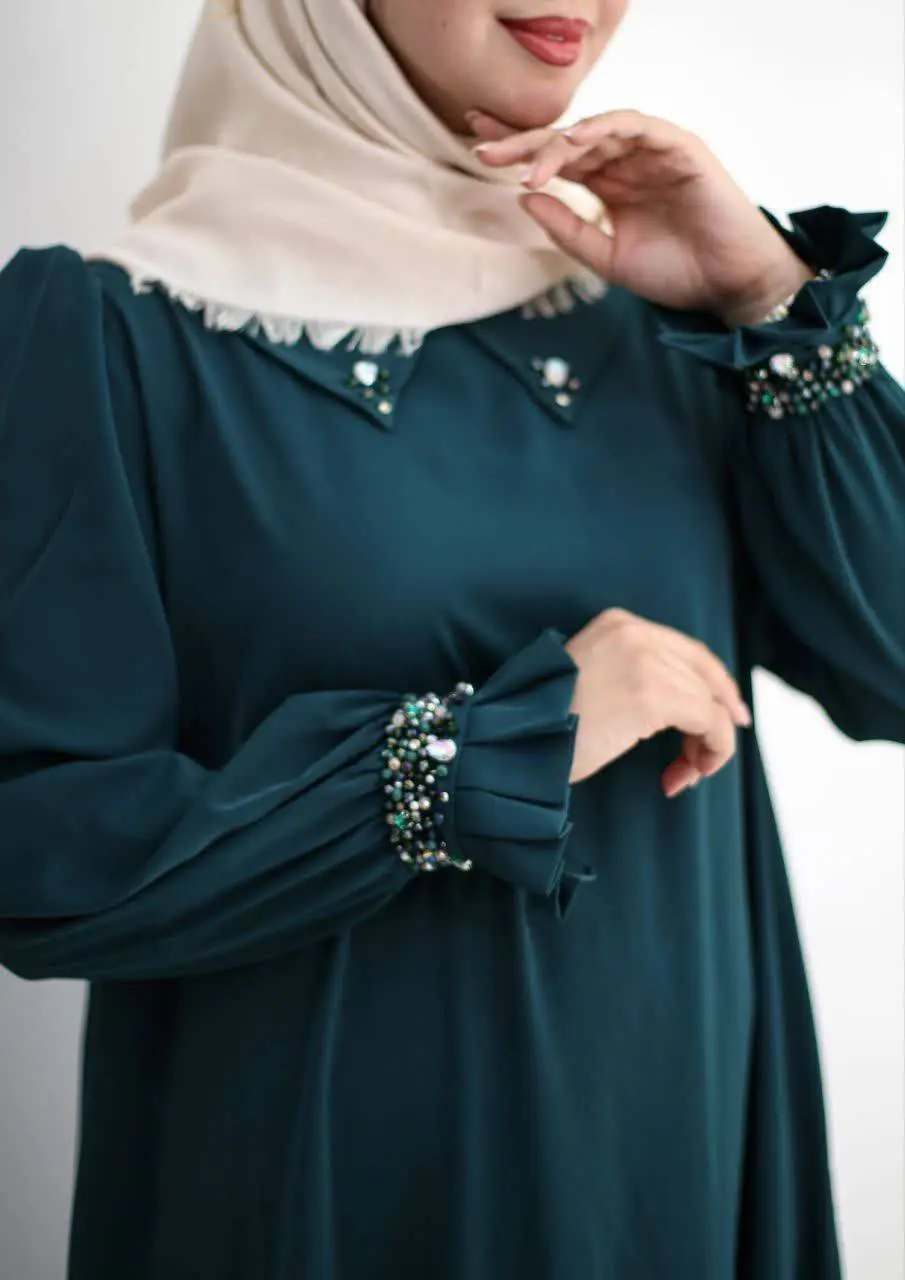 این کار از جنس الیزا بوده و با جواهر دوزی ظریف روی مچ و یقه دوخته شده؛ همین جزئیات، عبا را در دسته ی کارهای لوکس و ویژه قرار می دهد.