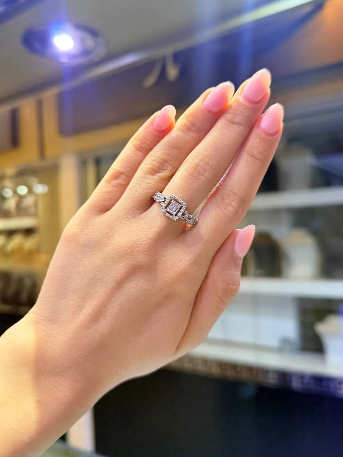 *انگشتر زیبا و جواهری با طرح پرطرفدار امرالدکات خارجی وارداتی  💎 * H🪴