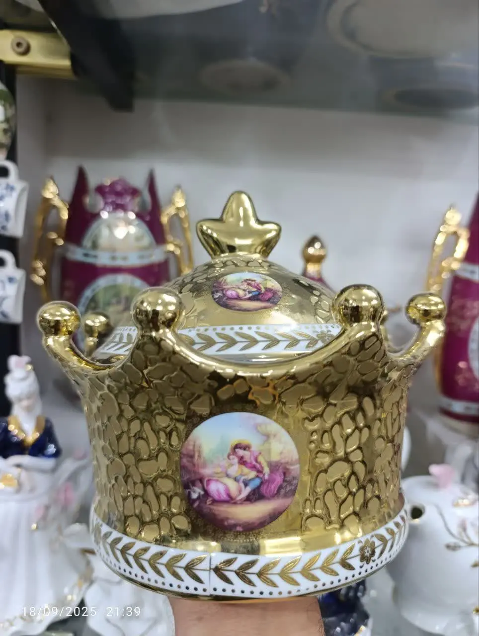 شکلات خوری تاجی