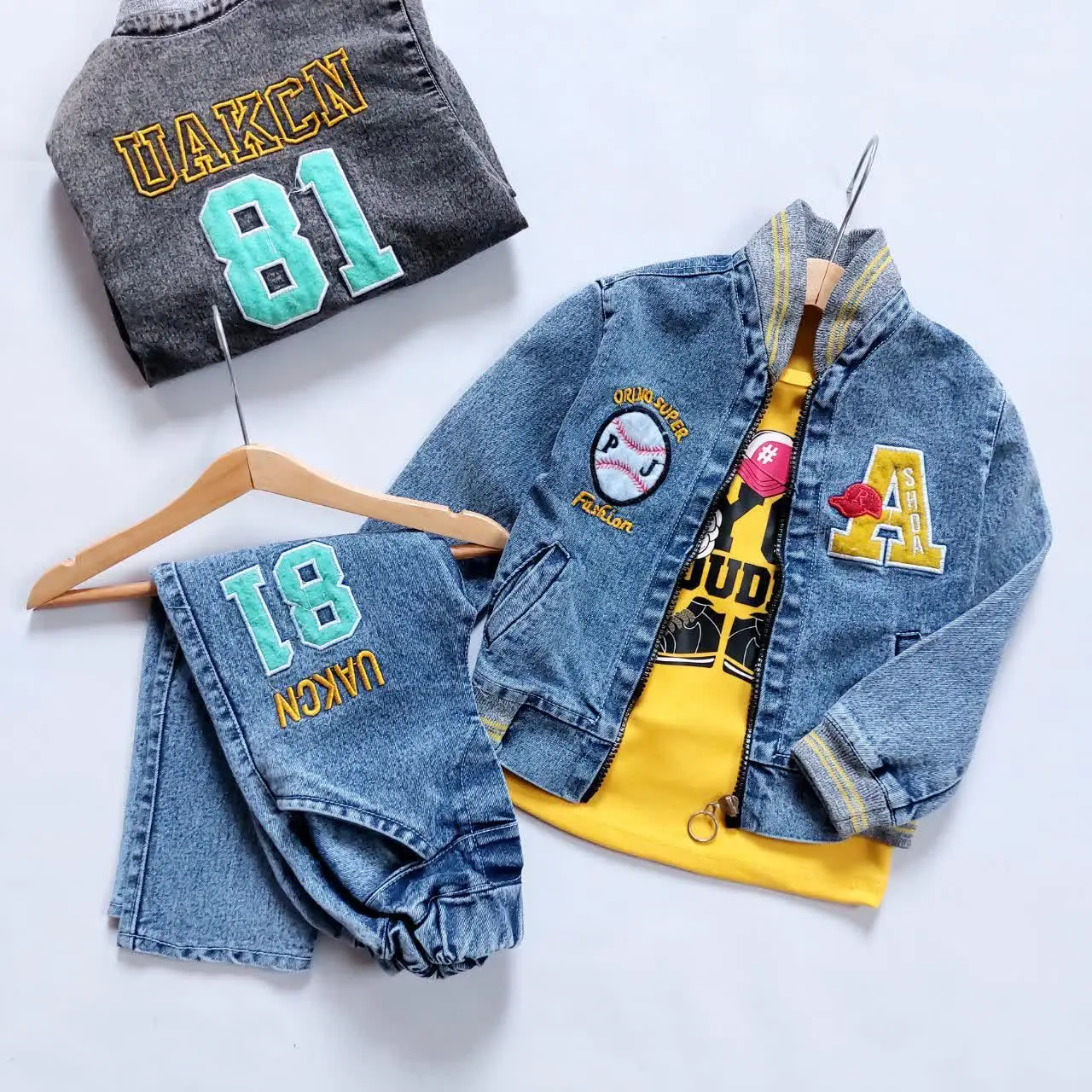 سه تیکه‌ی جین پسرانه زیپ دار
