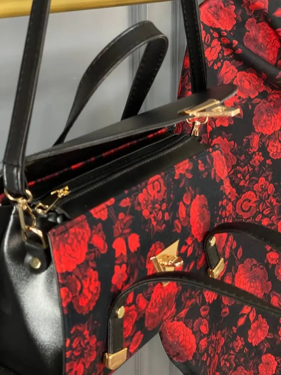 🖼️ گل قرمز سنتی
