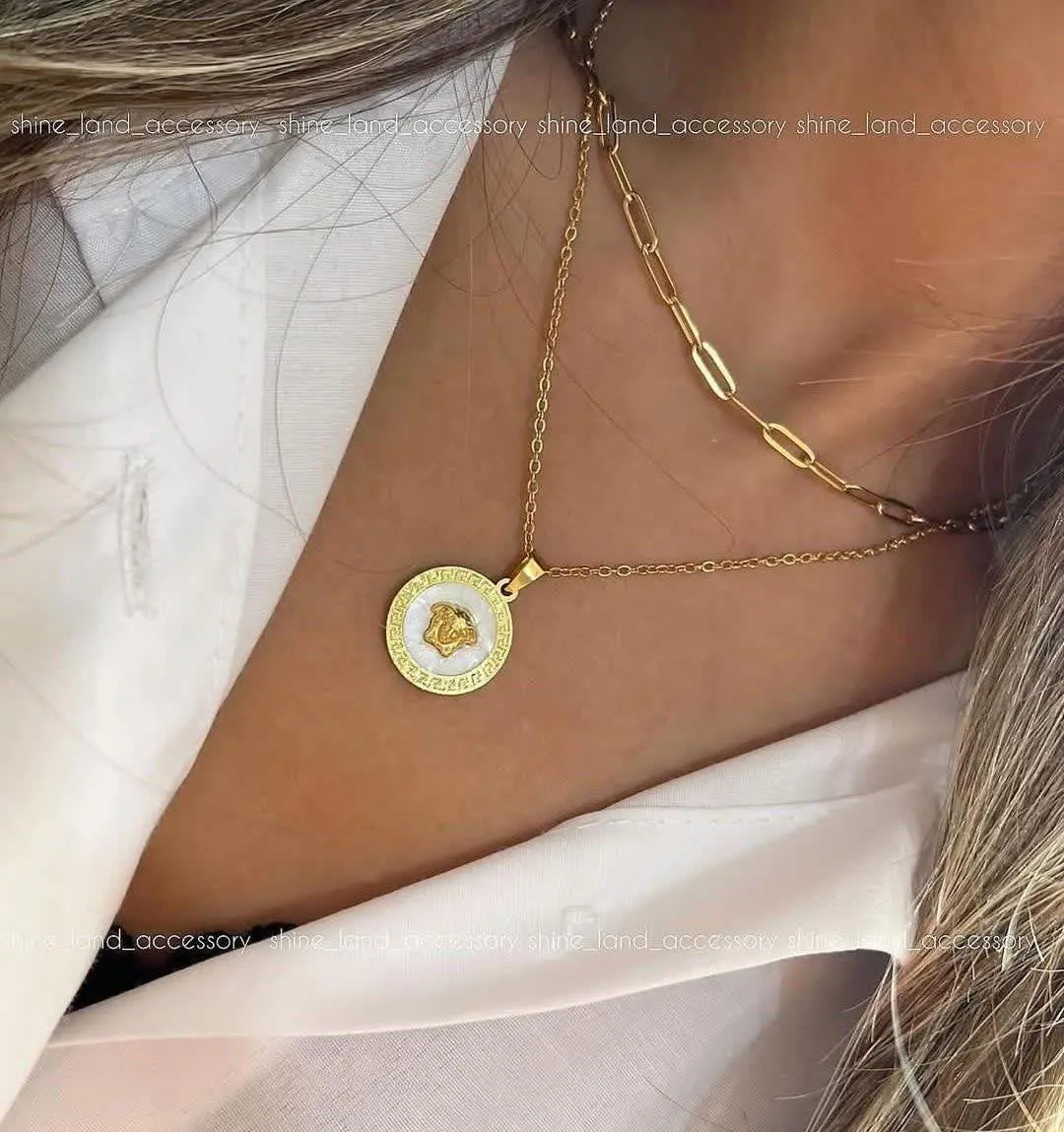 گردنبند دو ردیفه‌ی ورساچ 🤗
