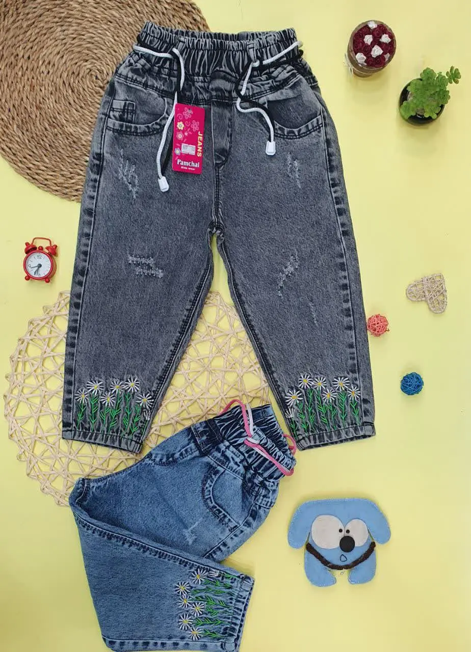 👖شلوار لی گلدوزی دمپا گل 
