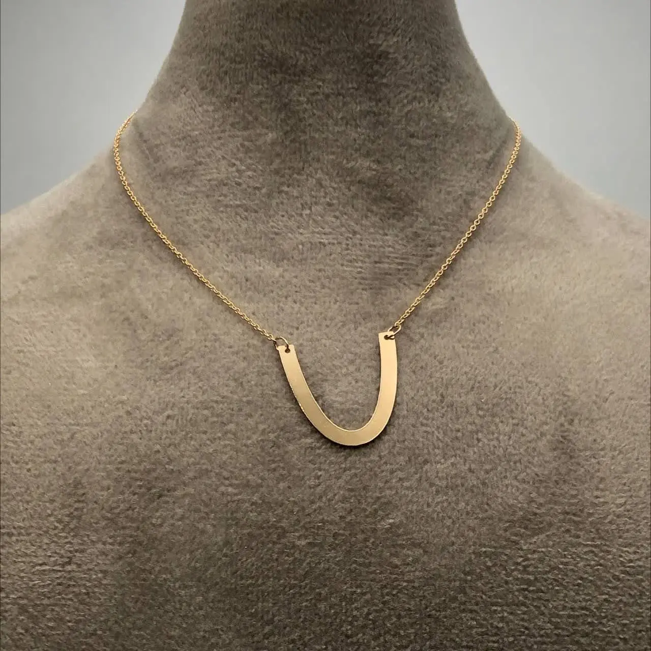 گردنبد مینیمال مدل U 🌹
