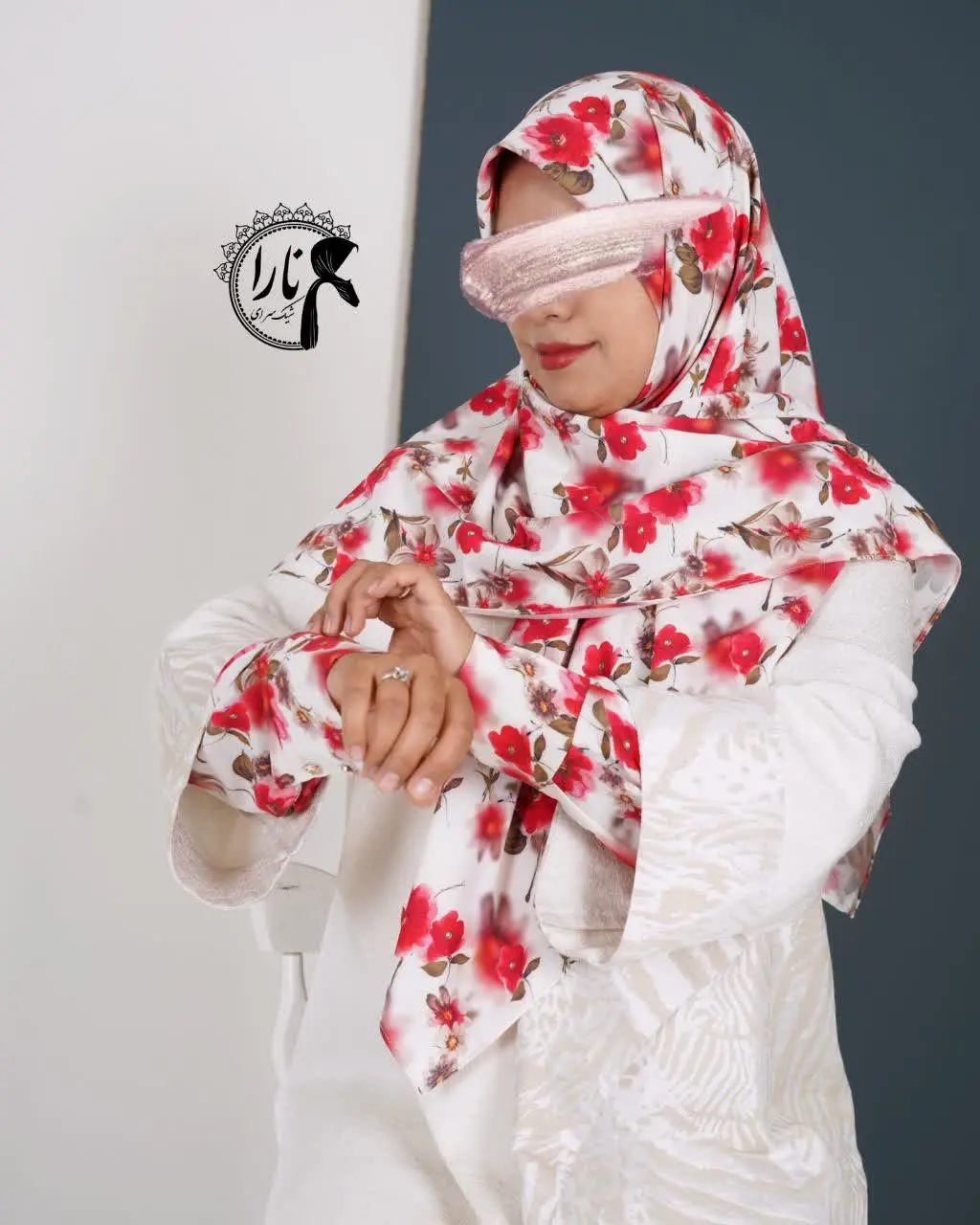 سفید گل قرمز مون😍❤️
