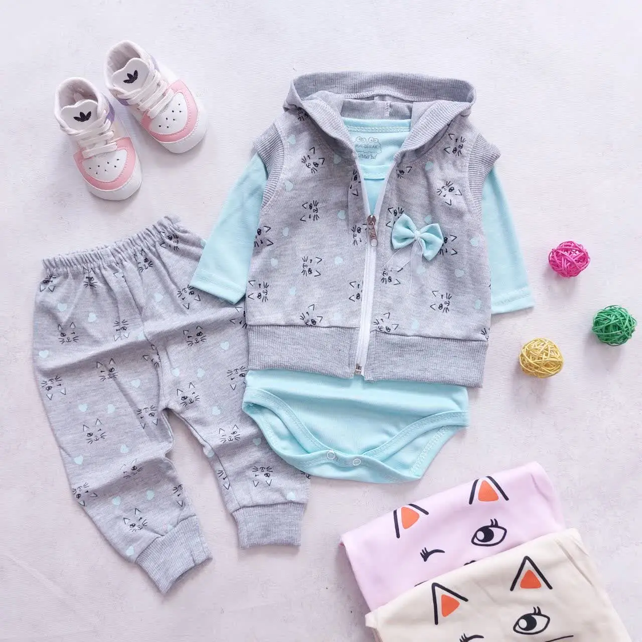 سه تیکه کلاهدار گربه
