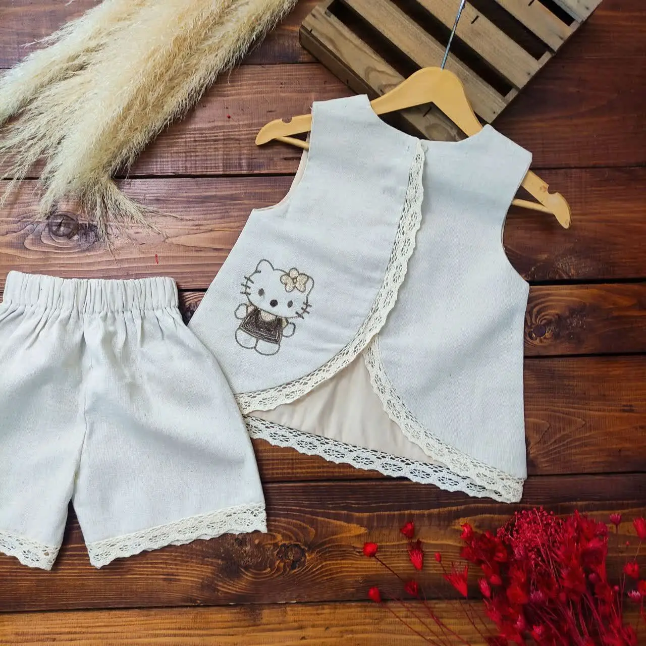 کیا عاشق کیتی هستن؟ 🙋‍♀️ این تاپ و شلوارک با گلدوزی کیتی رو ببینید، چقدر خوشگله😍😍😍
