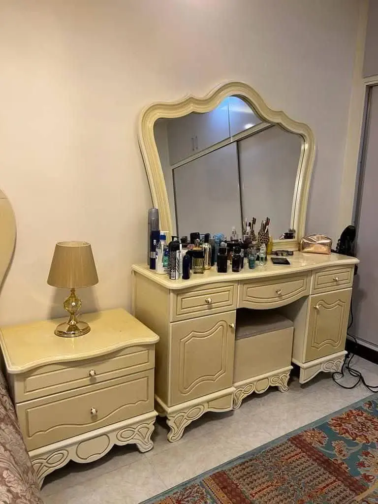 تخت دونفره بسیار زیبا محکم برادرم ساخته با دوتا کناره تخت و یک میز بزرگ که آینه روش میخوره
