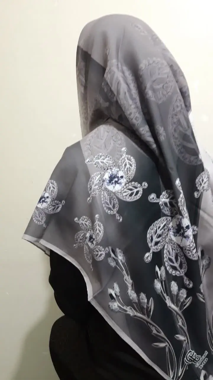 یه روسری خوشگل دوطرفه
