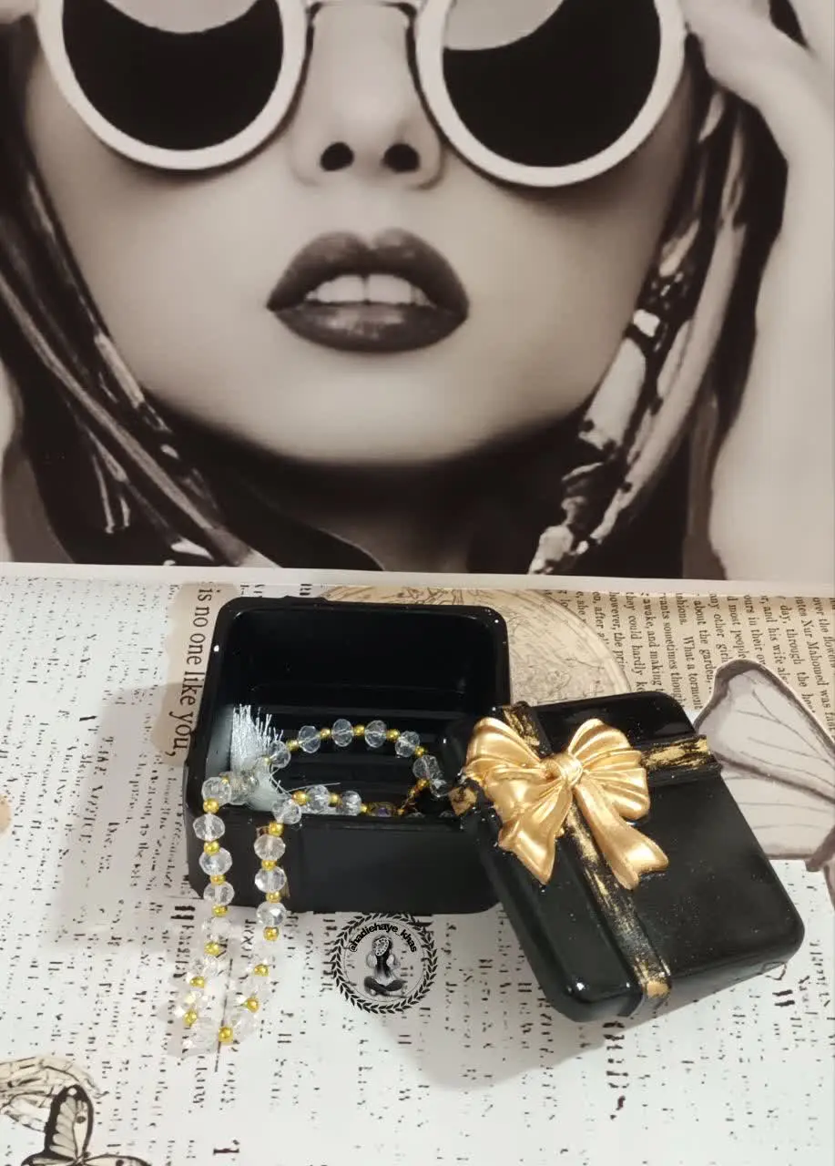 این جا جواهری پاپیونی
