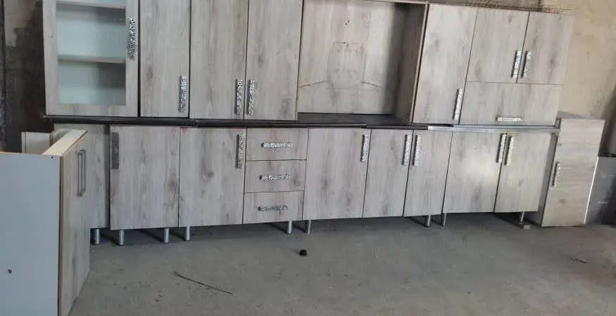 کابینت تمام ام دی اف تمیز سالم بدون هیچ گونه عیب ونقص ۱۱متر ۶متر بالا ۵ متر پایین همراه باکس یخچال ولباسشویی ونمایی اضافه همراه هود شیشه‌ای و سینگ گود دو لنگه 
