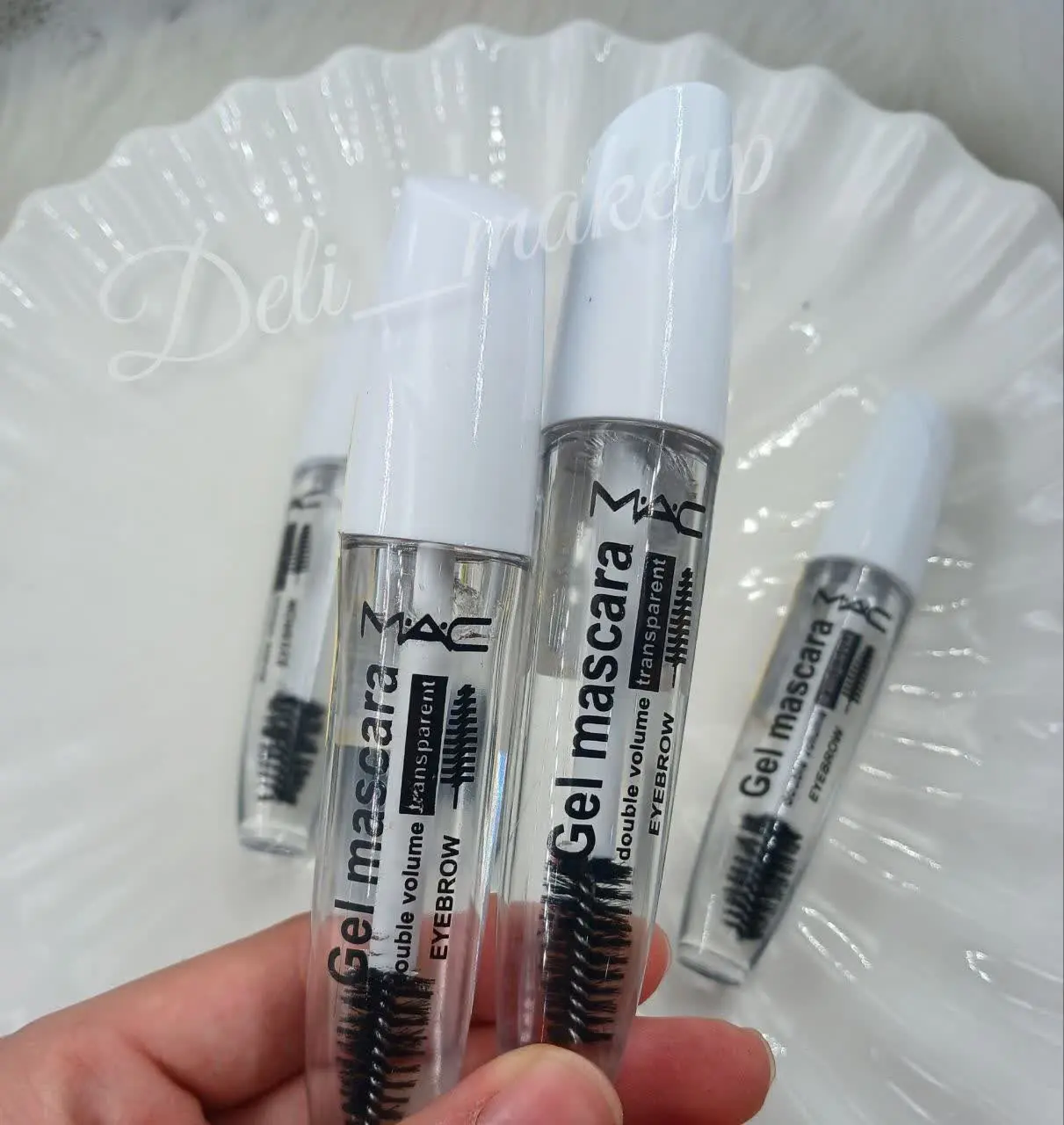 •به هیچ عنوان ابروهای شما سفیدک‌نمیزنه. 
