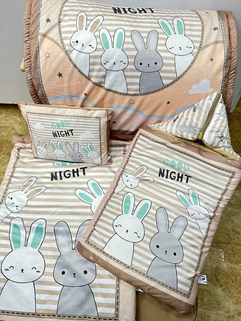 سرویس خواب چهار تکه طرح خرگوش‌ها کرمی نوزادی و کودک کد ۲۱۰۳۵ 

