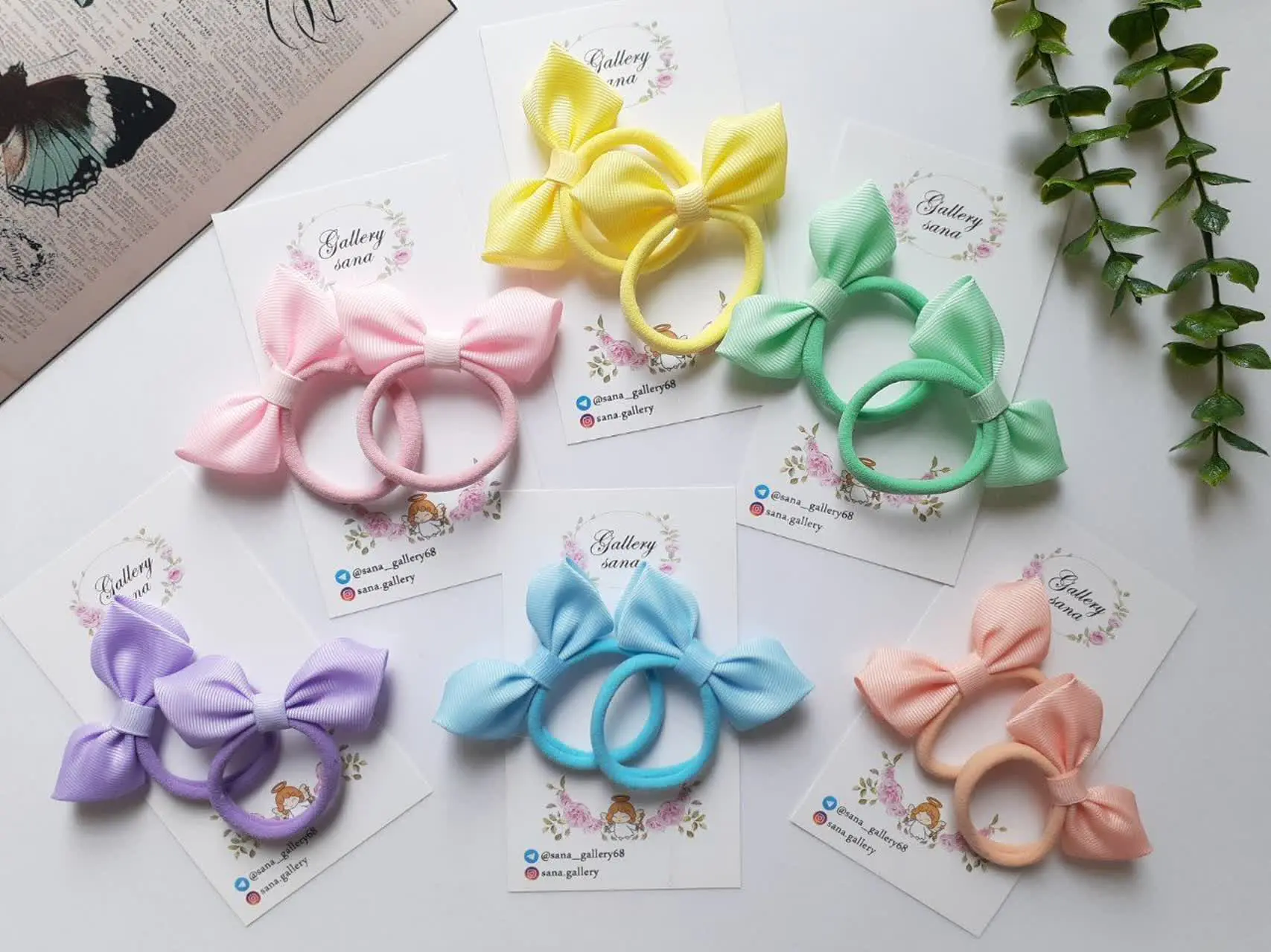 کش موهای نقلی، ساده و شیک. 
