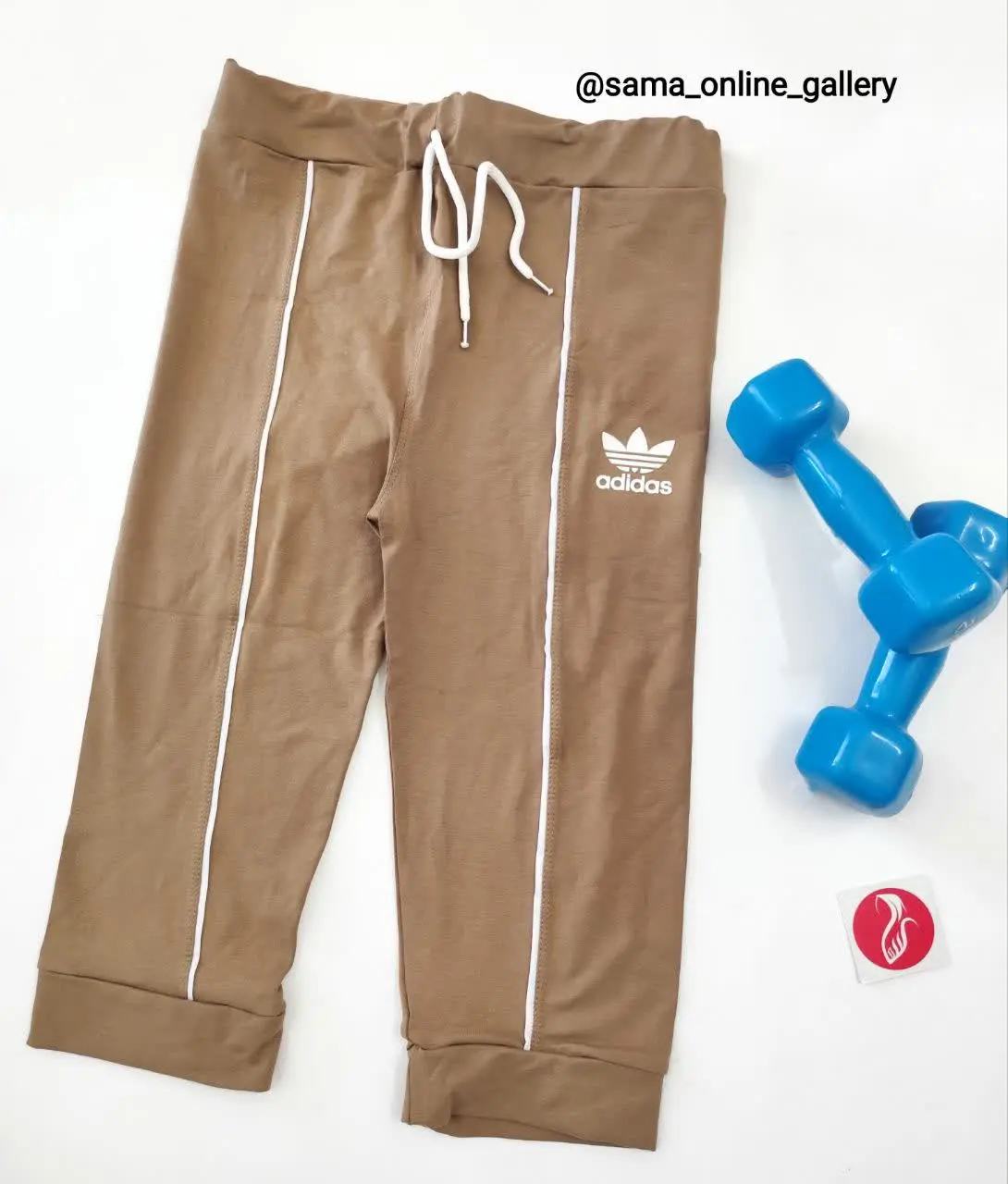 شلوارک‌ها مغزی دوزی سفید دارند 
