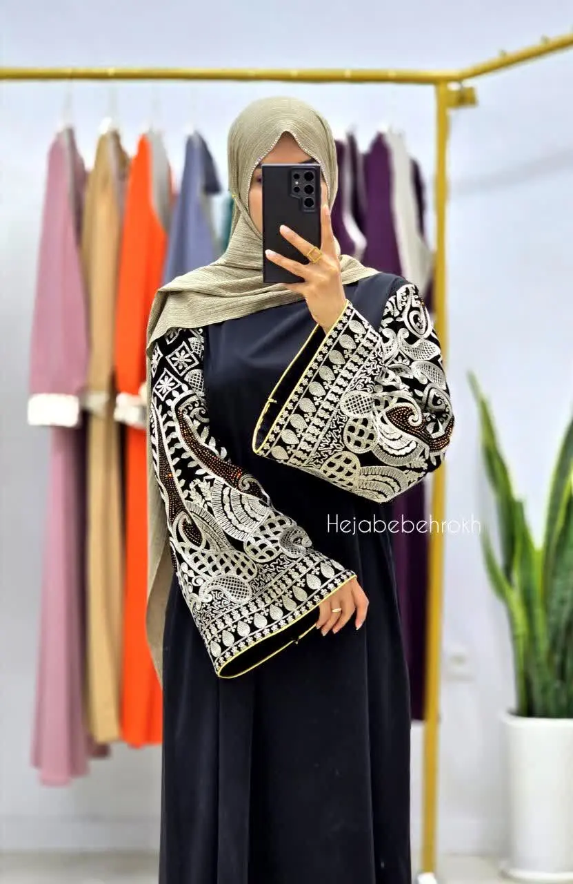 این مدل از اون عباهایی‌ه که وقتی تنت می‌کنی، ناخودآگاه صاف‌تر قدم برمی‌داری و لبخندت عمیق‌تر میشه …
