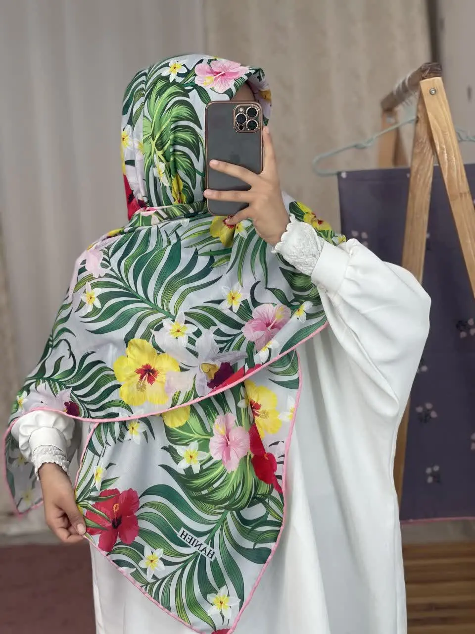 یه گلدون پر از گل و برگ اوردم 
