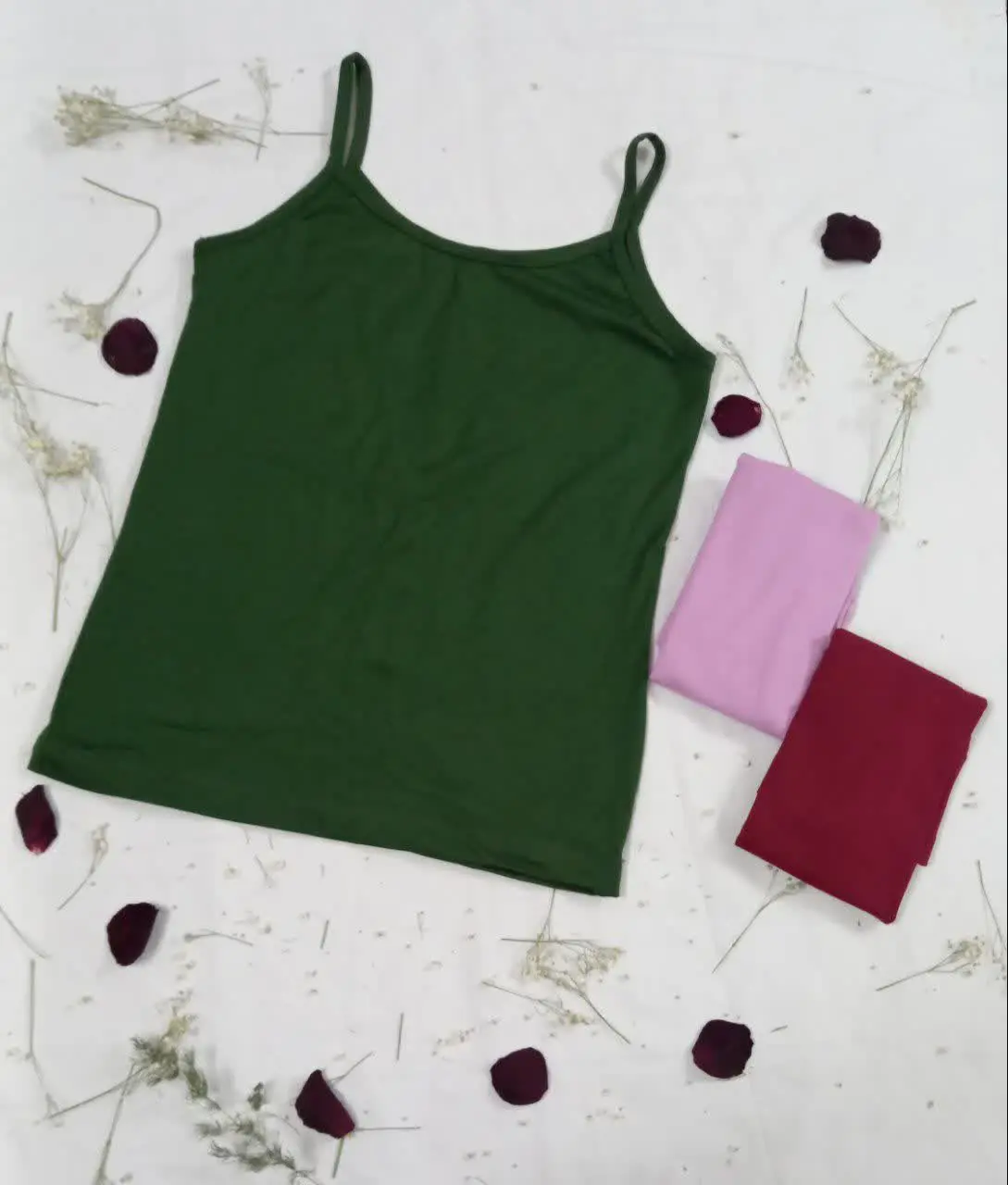 تیشرت‌های قشنگمون در سه رنگ یاسی، سبز، زرشکی موجود میباشد 
