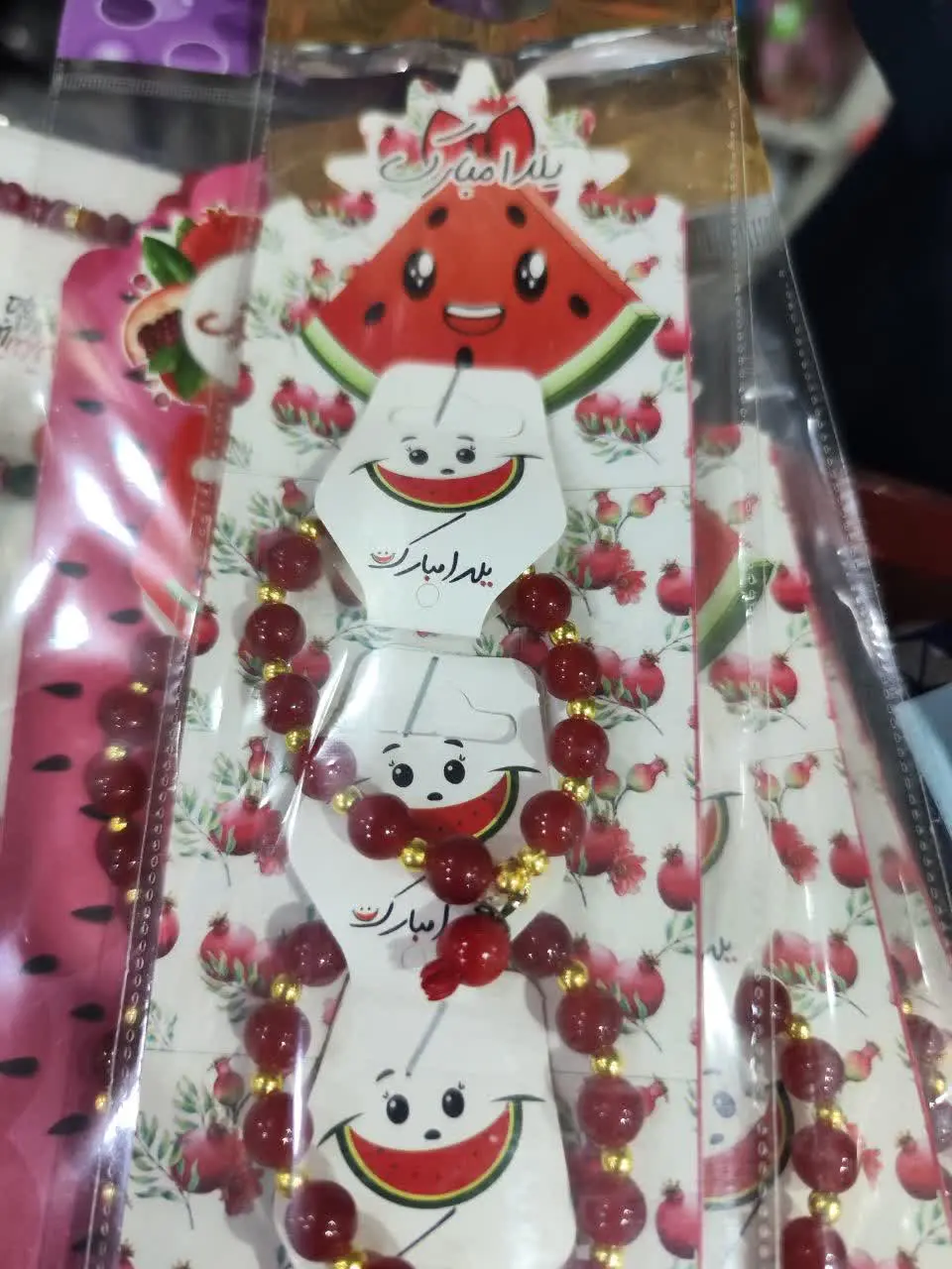 دستبند مهره قرمز وسط انار آویز
