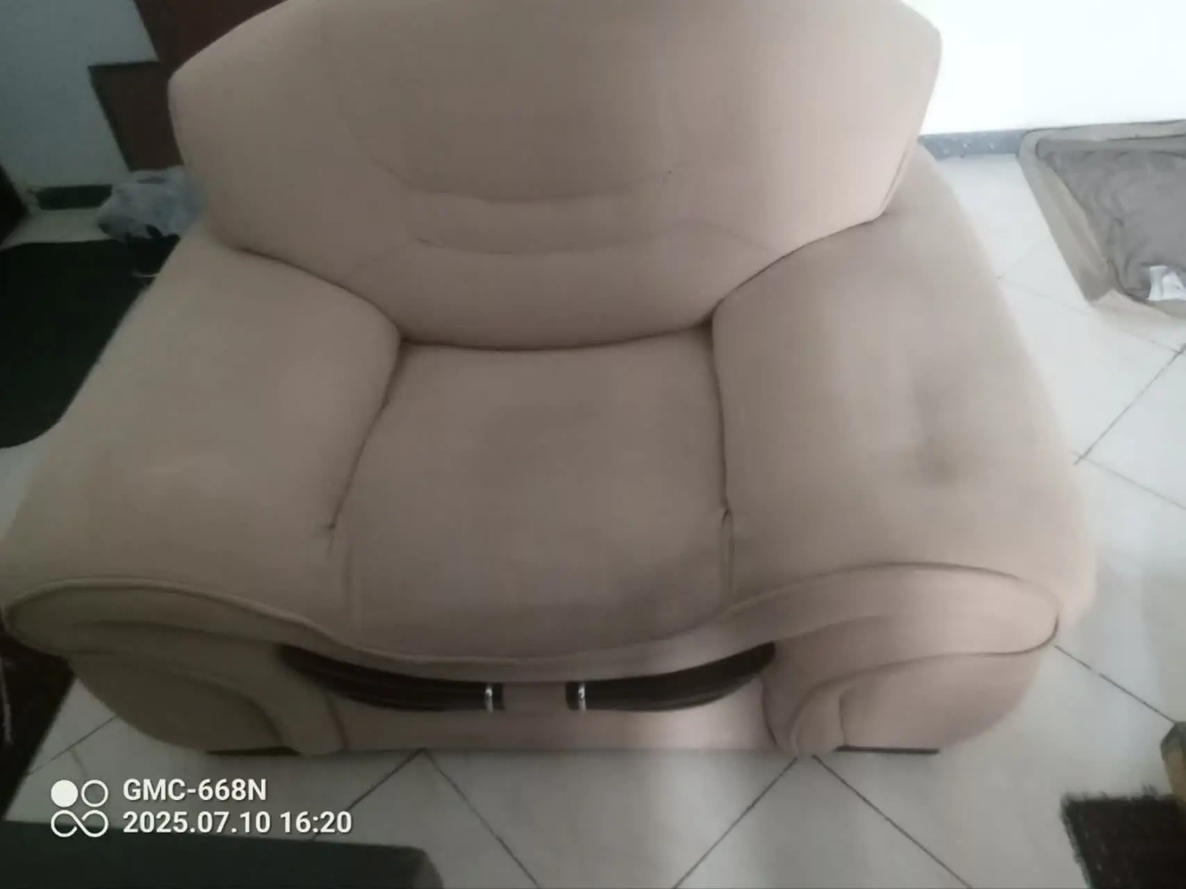 مبل یک نفره بزرگ کاملا سالم
