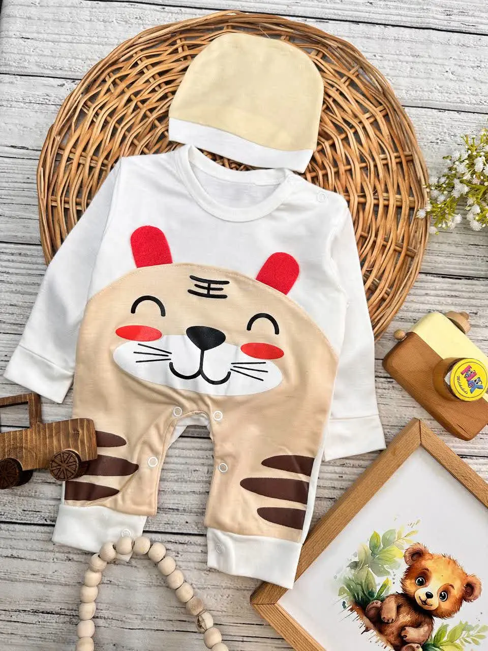 سرهمی پیشبندی طرح ببر گوش برجسته شیری نوزادی و کودک کد ۱۱۲۱۱۳ 
