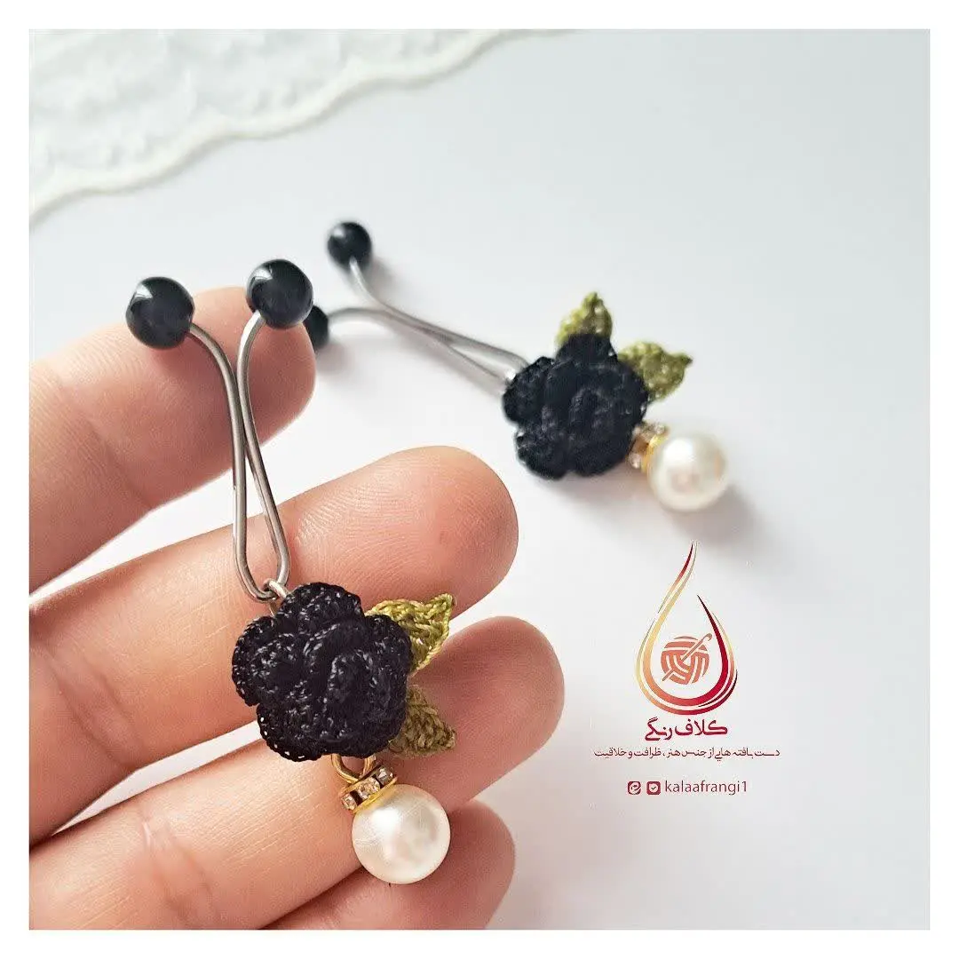 🔸گیره روسری گل رز مشکی و آویز مروارید🖤
