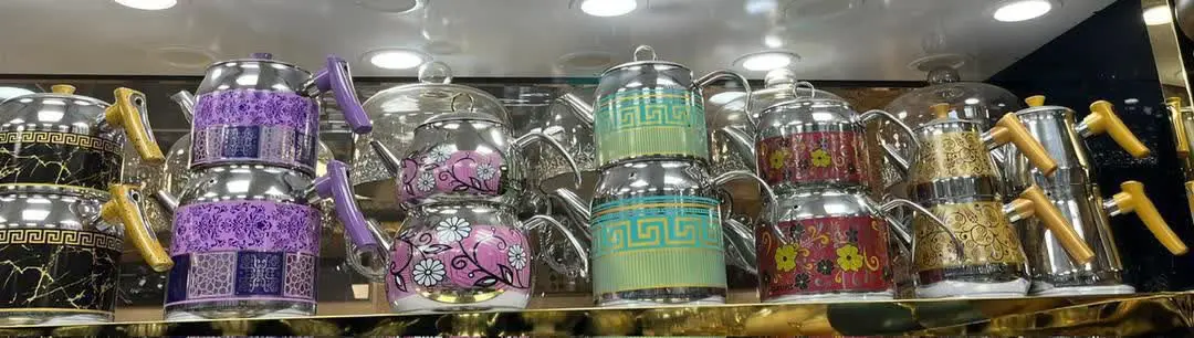 کتری قوری لعابی گلدار دسته طلایی 
