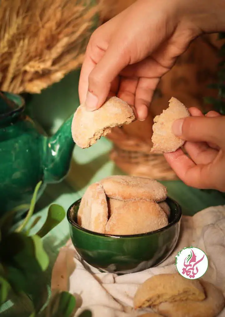 کلوچه سنتی شکری دیلانچی بجستان با شکر قهوه‌ای و با آرد کامل ….. 
