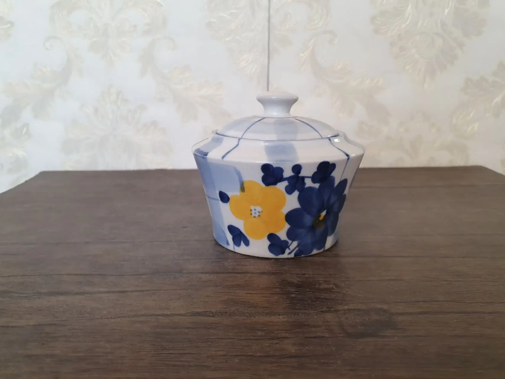 یک عدد قندان گل پنبه.