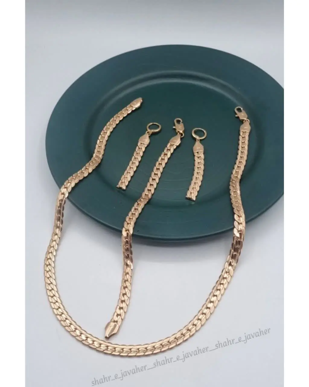 وقتی گردنبند، دستبند و گوشو...