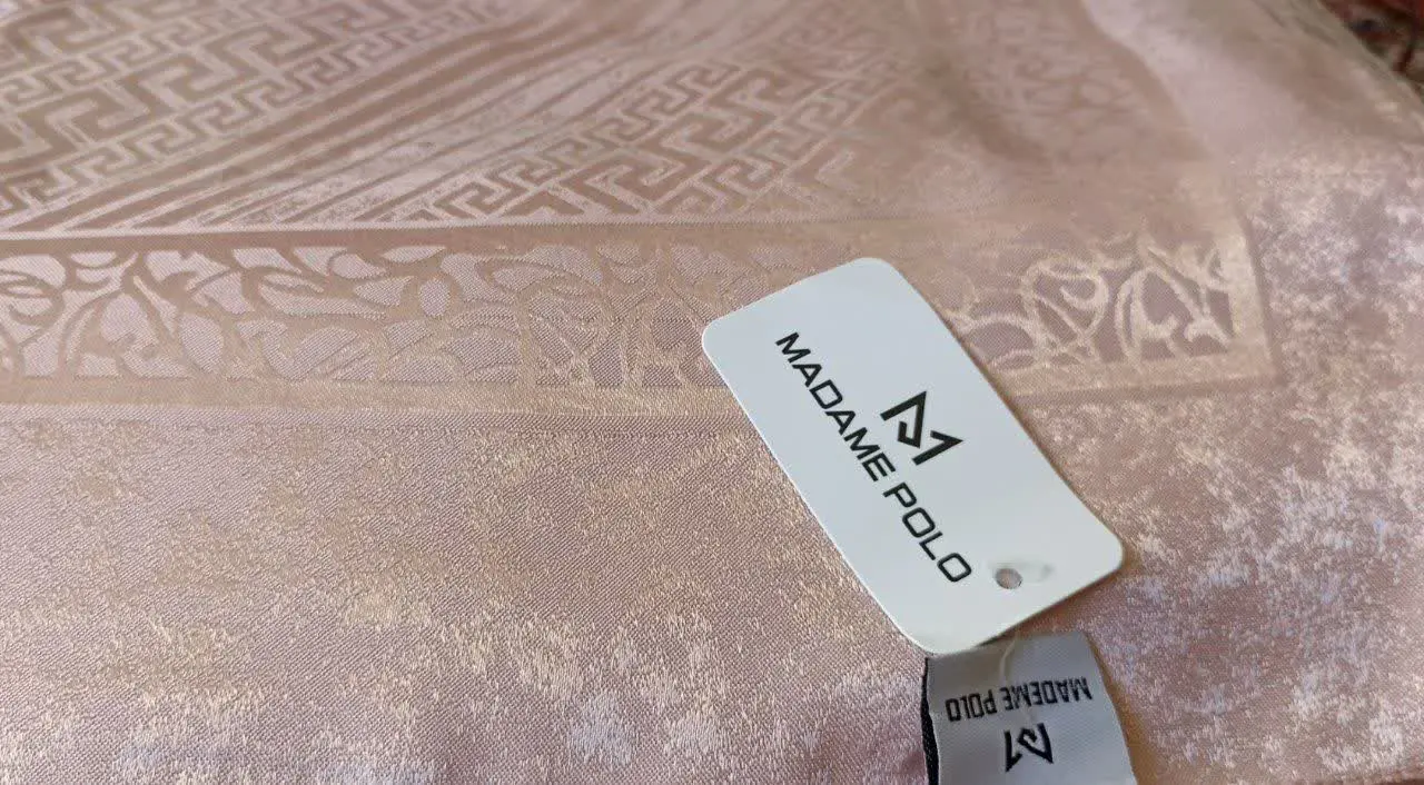 صورتی کم رنگ 
