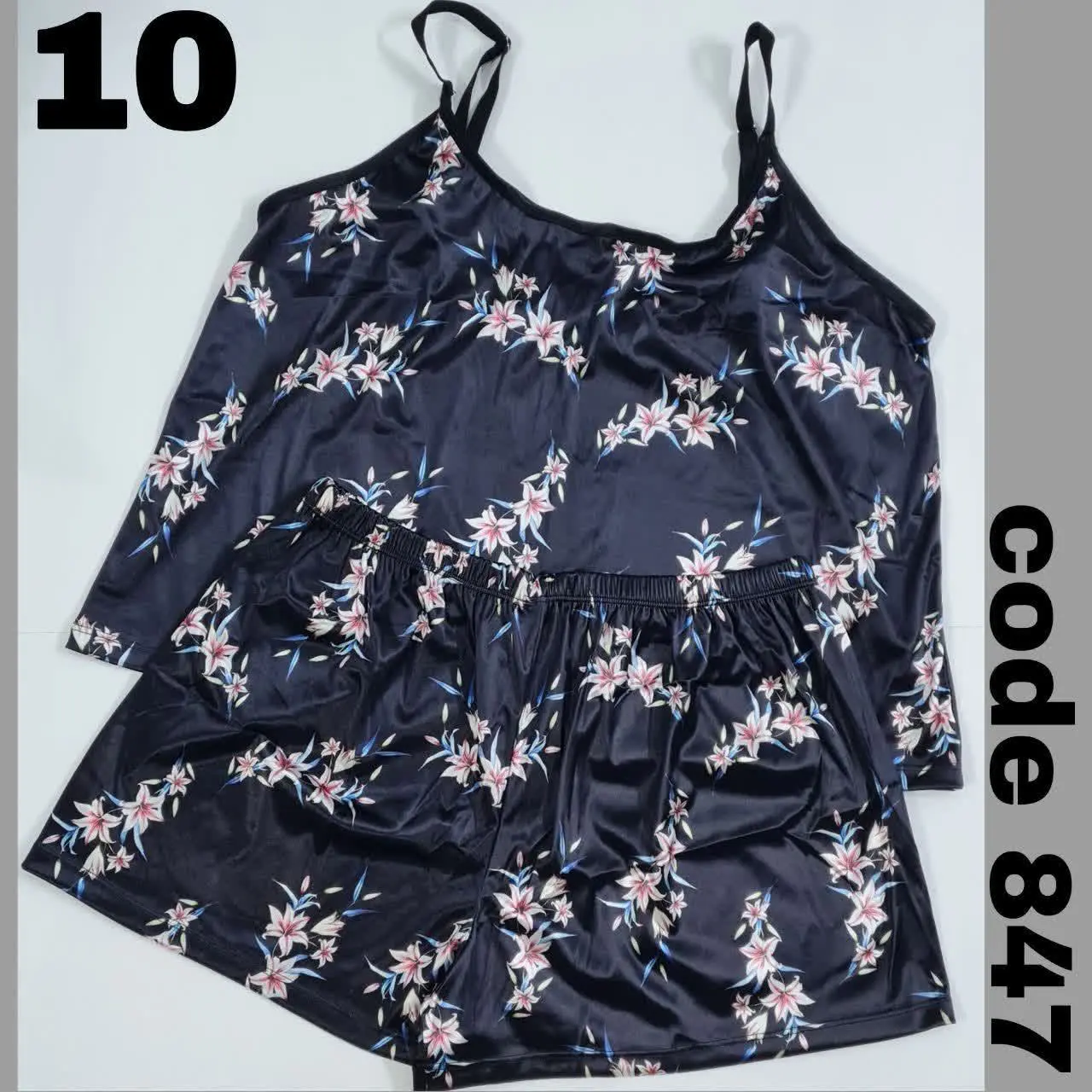 ست تاپ و شورتک ساتن کشی در نه طرح فوق العاده 
