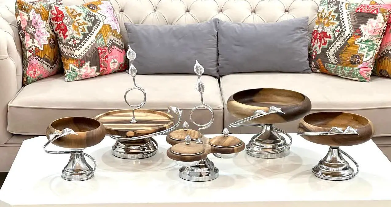 این سری لیلیوم پایه بلند با رنگ نقره‌ای
