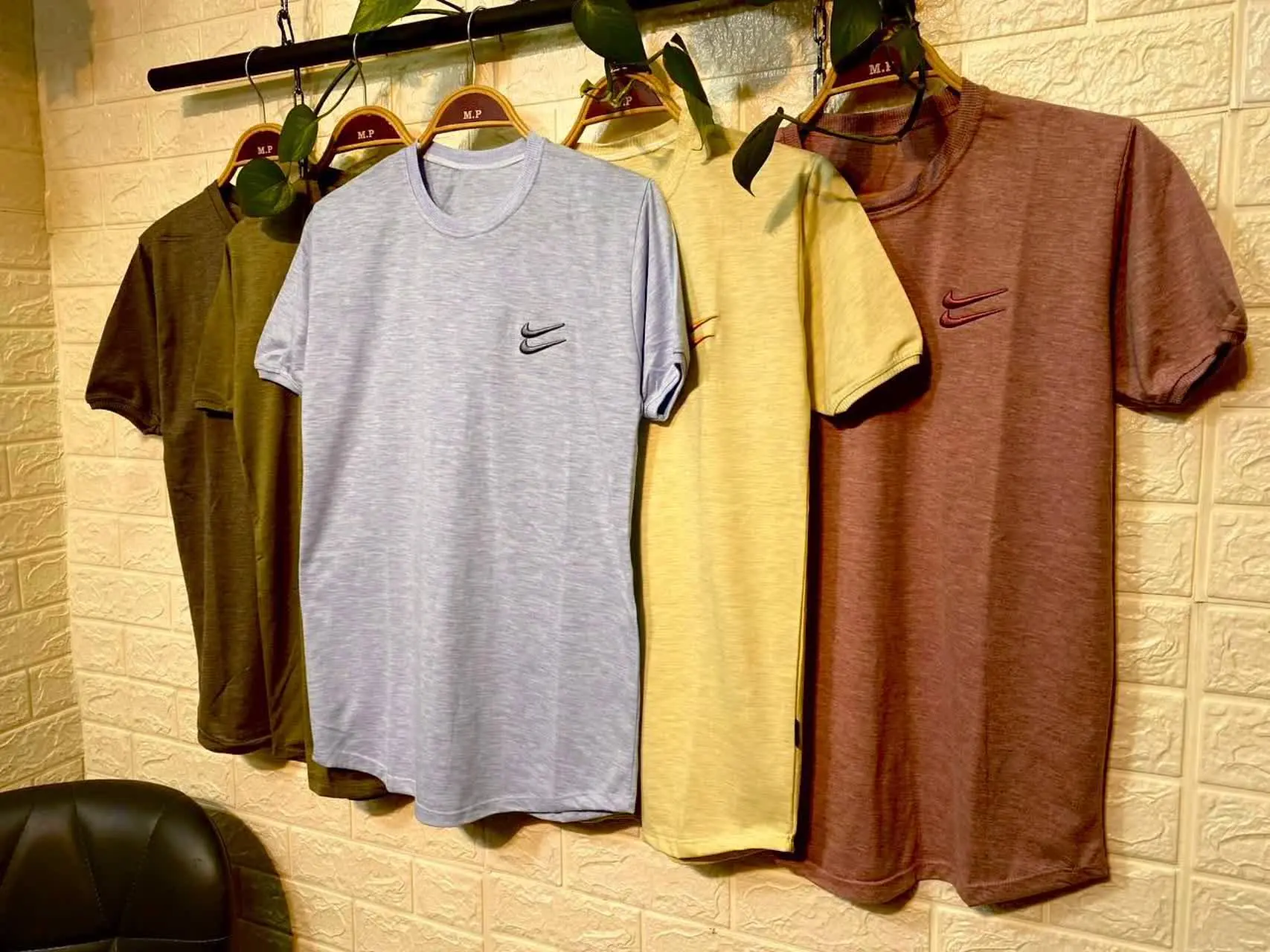 👈🏽 (ردیف ٧٨٣٤) 
