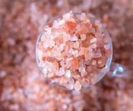 نمک هیمالیا، که به نام نمک پنجاب و نمک صورتی نیز شناخته می‌شود، از معادن عظیم و باستانی به دست می‌آید. این نمک با رنگ زیبای صورتی، نه تنها به غذاها طعم خوشمزه می‌دهد، بلکه دارای خاصیت‌های زی