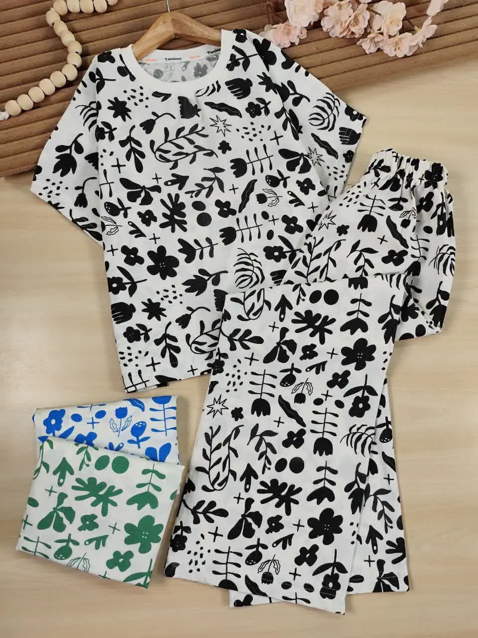 کراپ شلوار گل‌های آبرنگی 
