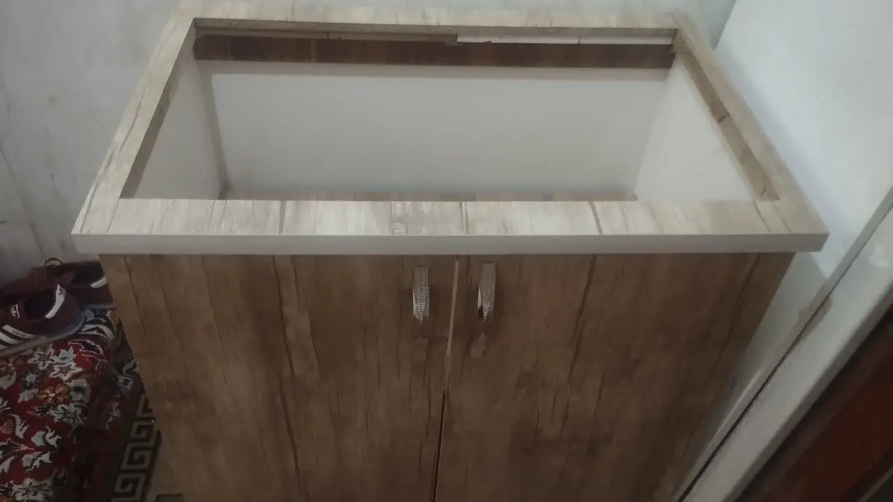 کابینت زیر گازی نو تمیز با صفحه گاز 
