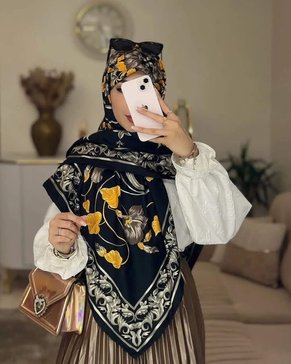 درسته نظر شما محترمه ولی من اگه جای شما بودم در خرید این روسری مجلسی ابریشم توییل شک نمیکردم😇
