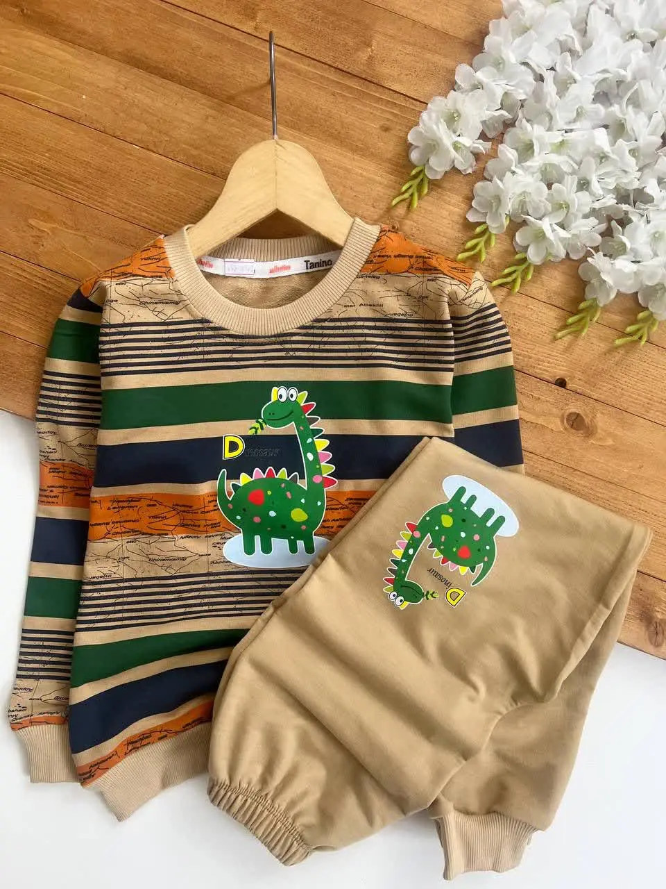 جنس دورس پنبه و مدل رینگر و مهم‌تر رنگ کرم که زود لک نمیشه
