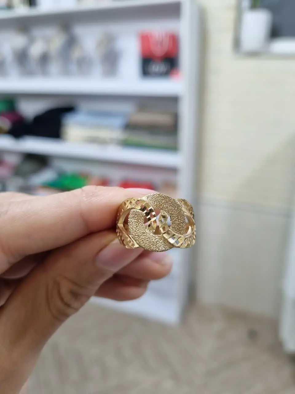 انگشتر طرح طلا
