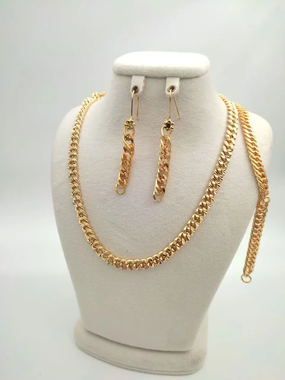 ♦️سرویس طرح‌طلا ۱۸۰۱۹۸۲۷۰
