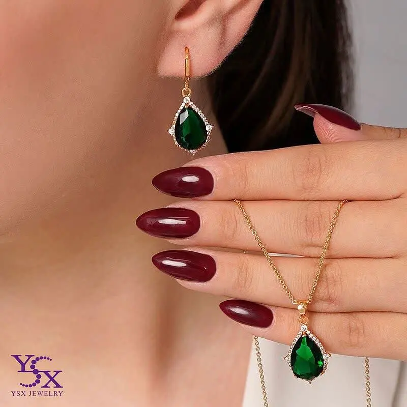 😇 * تزئین شده با نگین‌های مخراج‌کاری شده! 
