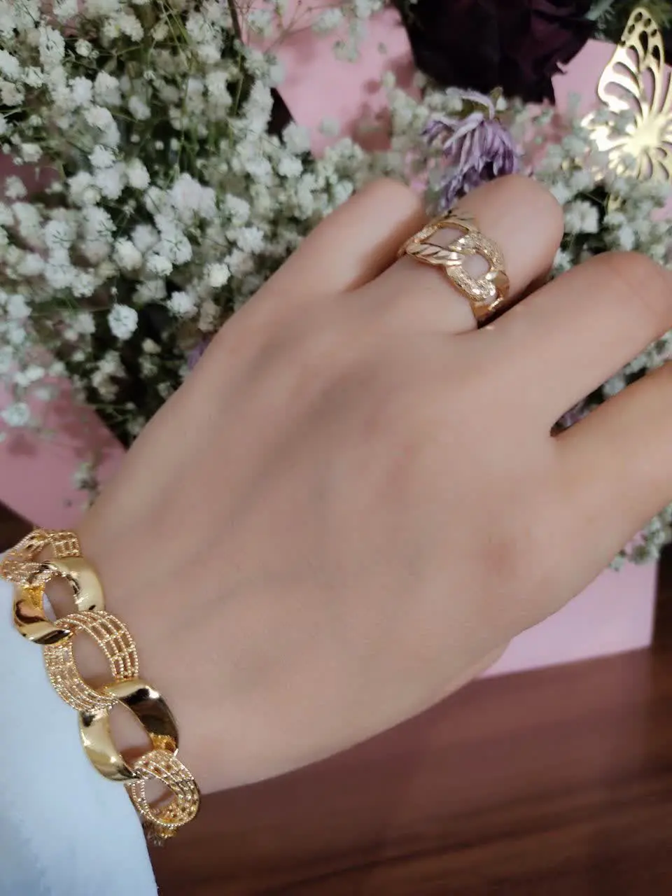 نمای توی دست انگشترای جدید 

