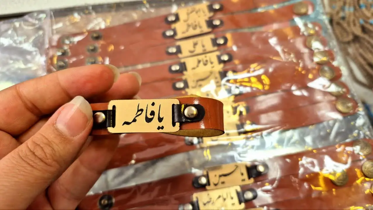 🔴دستبند چرم پلاک پلکسی طلایی