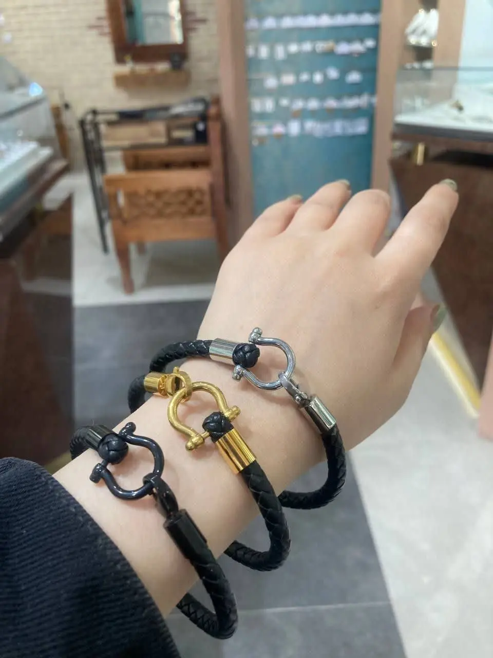 دستبند چرمی 
