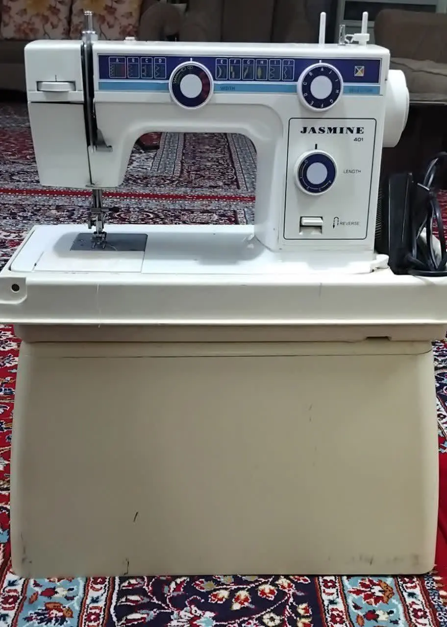 چرخ خیاطی ژانومه ۴۰۱، تمیز و بدون ایراد، دارای تمام وسایل 
