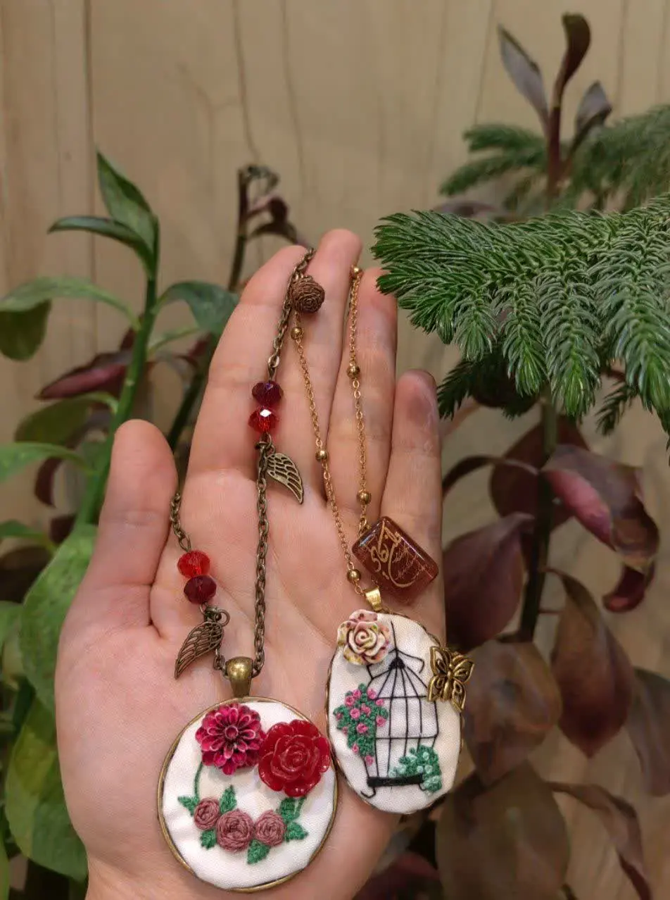 رولباسی گلدوزی (آویز ماشین) 
