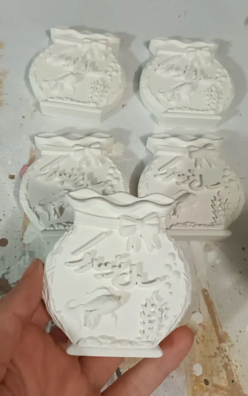 و اما خودم را غرق کردم در کار و هنر، که این تنها راه فرار از نا ملایمات زندگی و قرص فراموشی دردهاست!!!!!! 
