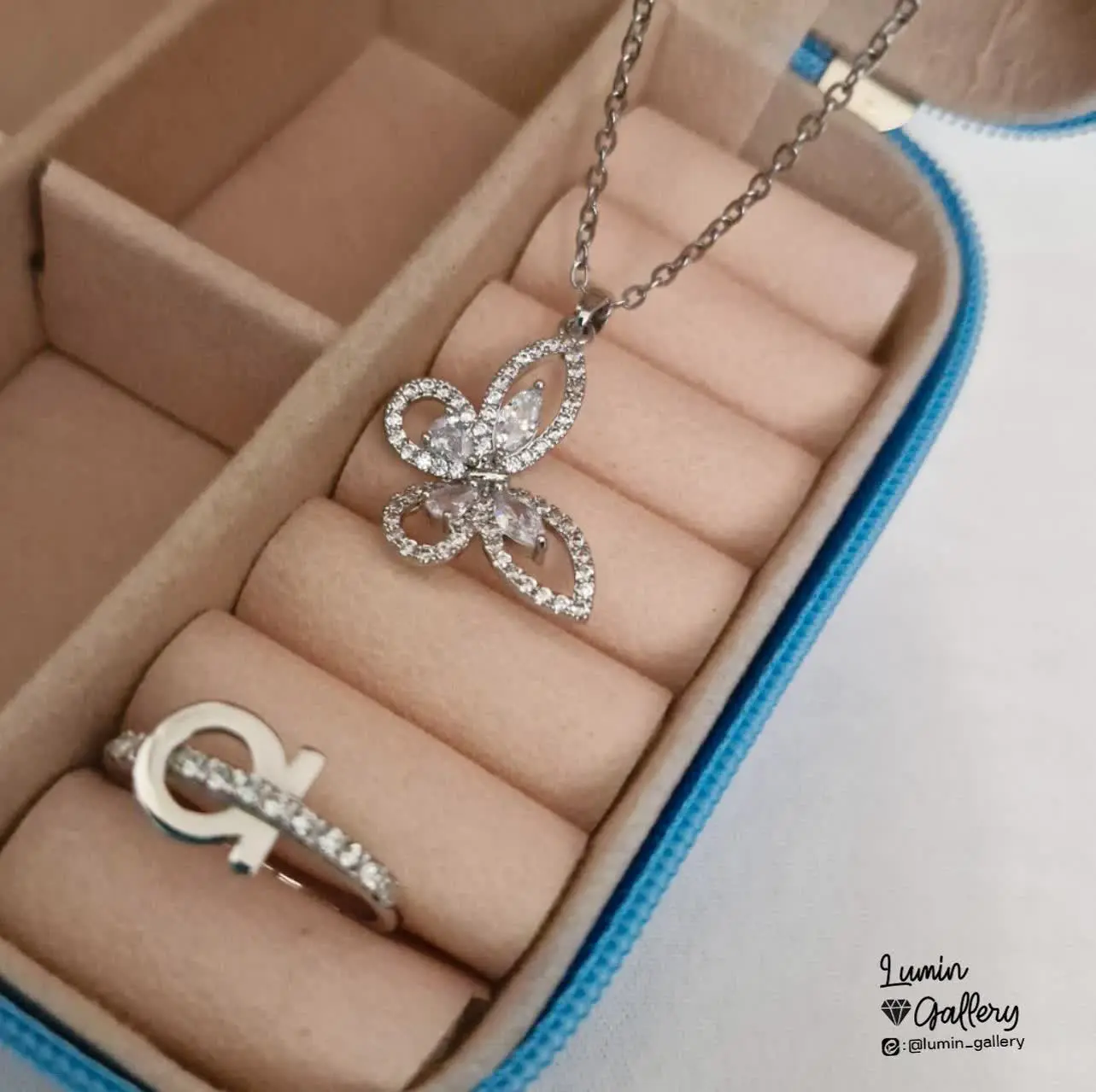 گردنبند و انگشتر نقره‌ای جواهری
